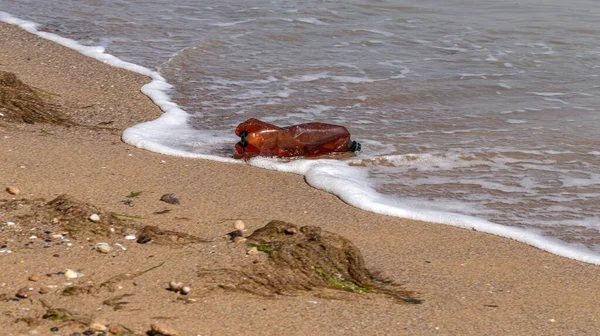 Пофарбоване Сміття Пляжі Великого Міста Порожній Використовував Брудні Пластикові Пляшки — стокове фото