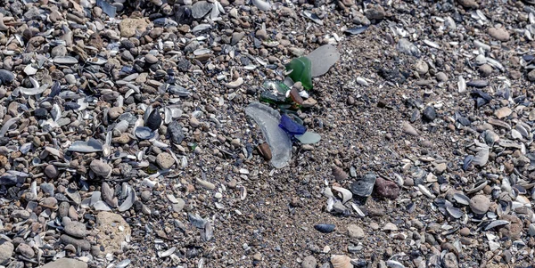 Deniz Kıyısındaki Kırık Şişelerden Gelen Tehlikeli Cam Parçaları Sahilde Cam — Stok fotoğraf