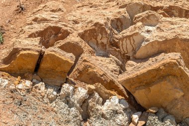 Karadeniz kıyısındaki heyelan bölgesi. Deniz taşı kabuğu. Yağmur mevsiminde doğal afetler bölgesi. Büyük toprak kütleleri tepenin yamacında kayıp evleri yok ediyor. Heyelan - yaşam tehdidi