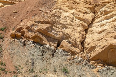 Karadeniz kıyısındaki heyelan bölgesi. Deniz taşı kabuğu. Yağmur mevsiminde doğal afetler bölgesi. Büyük toprak kütleleri tepenin yamacında kayıp evleri yok ediyor. Heyelan - yaşam tehdidi