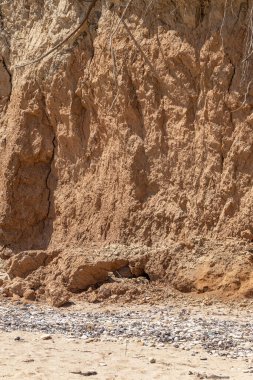 Karadeniz kıyısındaki heyelan bölgesi. Deniz taşı kabuğu. Yağmur mevsiminde doğal afetler bölgesi. Büyük toprak kütleleri tepenin yamacında kayıp evleri yok ediyor. Heyelan - yaşam tehdidi