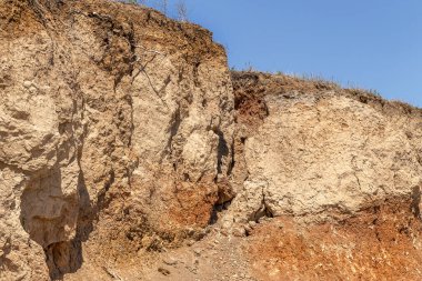 Karadeniz kıyısındaki heyelan bölgesi. Deniz taşı kabuğu. Yağmur mevsiminde doğal afetler bölgesi. Büyük toprak kütleleri tepenin yamacında kayıp evleri yok ediyor. Heyelan - yaşam tehdidi