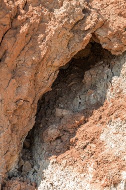 Karadeniz kıyısındaki heyelan bölgesi. Deniz taşı kabuğu. Yağmur mevsiminde doğal afetler bölgesi. Büyük toprak kütleleri tepenin yamacında kayıp evleri yok ediyor. Heyelan - yaşam tehdidi