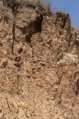 Karadeniz kıyısındaki heyelan bölgesi. Deniz taşı kabuğu. Yağmur mevsiminde doğal afetler bölgesi. Büyük toprak kütleleri tepenin yamacında kayıp evleri yok ediyor. Heyelan - yaşam tehdidi