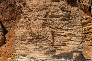 Karadeniz kıyısındaki heyelan bölgesi. Deniz taşı kabuğu. Yağmur mevsiminde doğal afetler bölgesi. Büyük toprak kütleleri tepenin yamacında kayıp evleri yok ediyor. Heyelan - yaşam tehdidi