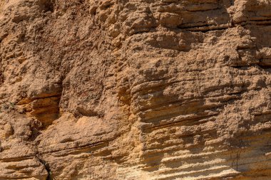 Karadeniz kıyısındaki heyelan bölgesi. Deniz taşı kabuğu. Yağmur mevsiminde doğal afetler bölgesi. Büyük toprak kütleleri tepenin yamacında kayıp evleri yok ediyor. Heyelan - yaşam tehdidi