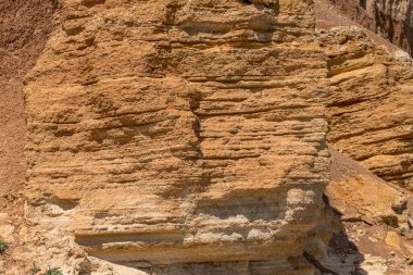 Karadeniz kıyısındaki heyelan bölgesi. Deniz taşı kabuğu. Yağmur mevsiminde doğal afetler bölgesi. Büyük toprak kütleleri tepenin yamacında kayıp evleri yok ediyor. Heyelan - yaşam tehdidi