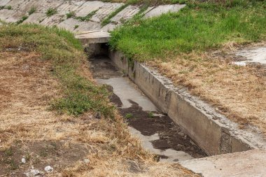 Ekolojik sorunlar, küresel ısınma. Kuraklık. Susuz kuru sulama kanalı. Felaket, ekin kaybı susuz