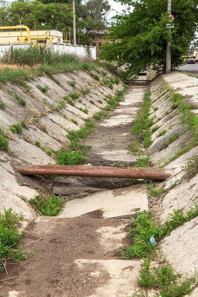 Экологические проблемы, глобальное потепление. Засуха. Сухой оросительный канал без воды. Катастрофа, потеря урожая без воды
