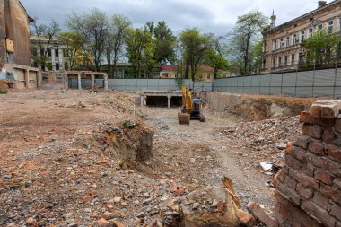 ODESSA, UKRAINE 21 Mayıs 2020: Eski kentteki inşaat ve yeniden yapılanma hataları sonucu tarihi konut binası çöktü. Çıplak duvar yıkımı konut binası. Felaket.