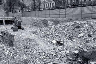 ODESSA, UKRAINE 21 Mayıs 2020: Eski kentteki inşaat ve yeniden yapılanma hataları sonucu tarihi konut binası çöktü. Çıplak duvar yıkımı konut binası. Felaket.