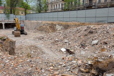 ODESSA, UKRAINE 21 Mayıs 2020: Eski kentteki inşaat ve yeniden yapılanma hataları sonucu tarihi konut binası çöktü. Çıplak duvar yıkımı konut binası. Felaket.