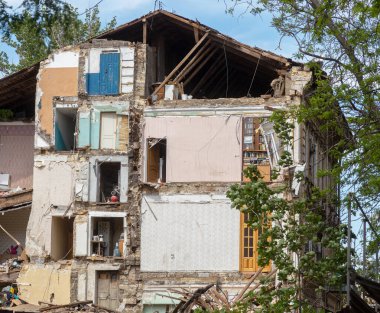 ODESSA, UKRAINE 21 Mayıs 2020: Eski kentteki inşaat ve yeniden yapılanma hataları sonucu tarihi konut binası çöktü. Çıplak duvar yıkımı konut binası. Felaket.