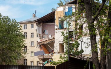 ODESSA, UKRAINE 21 Mayıs 2020: Eski kentteki inşaat ve yeniden yapılanma hataları sonucu tarihi konut binası çöktü. Çıplak duvar yıkımı konut binası. Felaket.