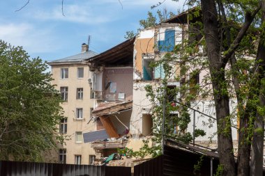 ODESSA, UKRAINE 21 Mayıs 2020: Eski kentteki inşaat ve yeniden yapılanma hataları sonucu tarihi konut binası çöktü. Çıplak duvar yıkımı konut binası. Felaket.