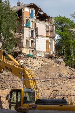 ODESSA, UKRAINE 21 Mayıs 2020: Eski kentteki inşaat ve yeniden yapılanma hataları sonucu tarihi konut binası çöktü. Çıplak duvar yıkımı konut binası. Felaket.