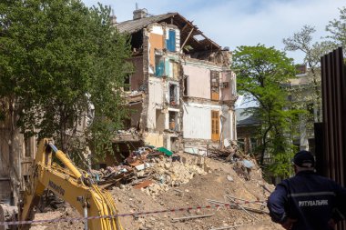 ODESSA, UKRAINE 21 Mayıs 2020: Eski kentteki inşaat ve yeniden yapılanma hataları sonucu tarihi konut binası çöktü. Çıplak duvar yıkımı konut binası. Felaket.