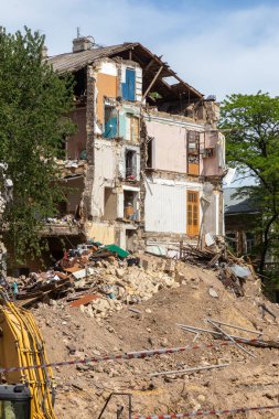 ODESSA, UKRAINE 21 Mayıs 2020: Eski kentteki inşaat ve yeniden yapılanma hataları sonucu tarihi konut binası çöktü. Çıplak duvar yıkımı konut binası. Felaket.