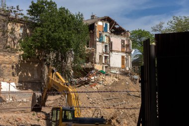 ODESSA, UKRAINE 21 Mayıs 2020: Eski kentteki inşaat ve yeniden yapılanma hataları sonucu tarihi konut binası çöktü. Çıplak duvar yıkımı konut binası. Felaket.