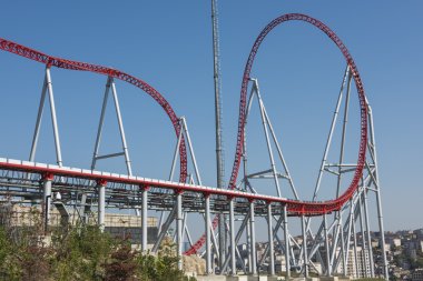 roller coaster binmek bir tema parkı
