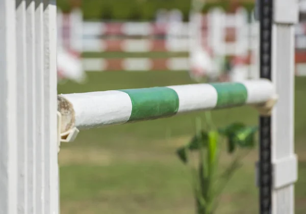 Närbild upp en Ridsport hoppning hindret — Stockfoto