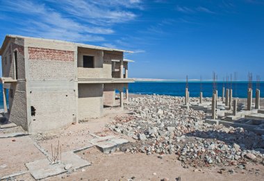 Kıyı sahil sitesinde terk edilmiş binada