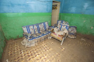 Sel felaketi izleyen zavallı African house iç