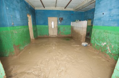 Sel felaketi izleyen zavallı African house iç