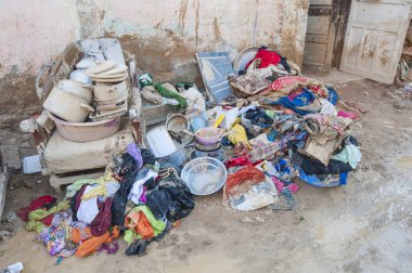 Sel felaketi takip yoksul Afrika evin dış