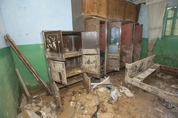 Interieur van arme Afrikaanse huis na de ramp van de overstromingen — Stockfoto