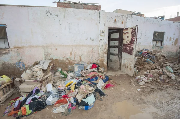 Exterior de la pobre casa africana tras el desastre de las inundaciones — Foto de Stock