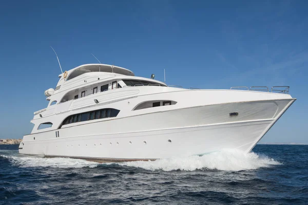 Grande yacht a motore privato in mare aperto — Foto Stock