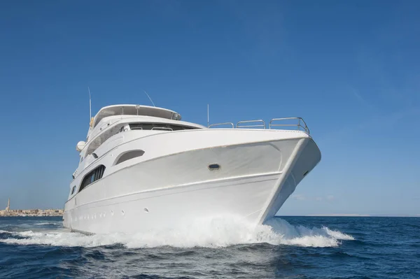 Duży prywatny Jacht motorowy się na morzu — Zdjęcie stockowe