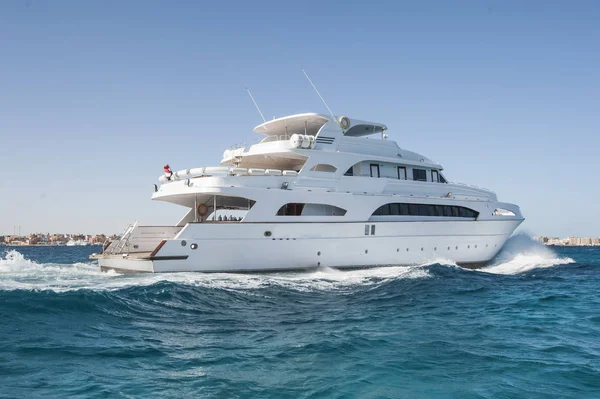 Grande yacht a motore privato in mare aperto — Foto Stock