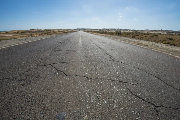 Vista para uma estrada deserta remota — Fotografia de Stock