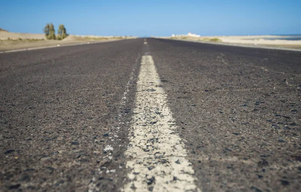 View down a remote desert road — Stock Photo, Image