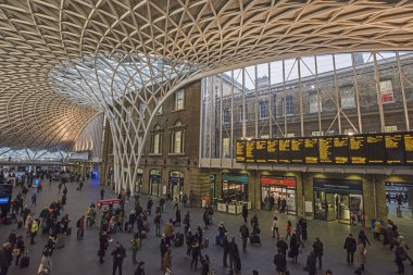 London Kings Cross İstasyonu commuters çalışmaya seyahat ile
