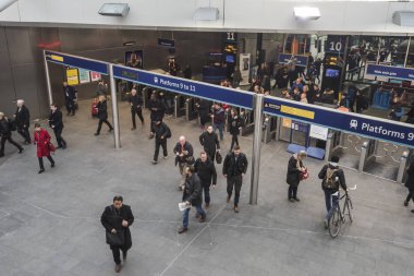 London Kings Cross İstasyonu commuters çalışmaya seyahat ile