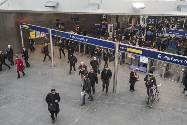 Estação de Londres Kings Cross com viajantes que viajam para o trabalho — Fotografia de Stock