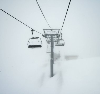 Sisin içinde bir dağ üzerinde gidiş Kayak telesiyej