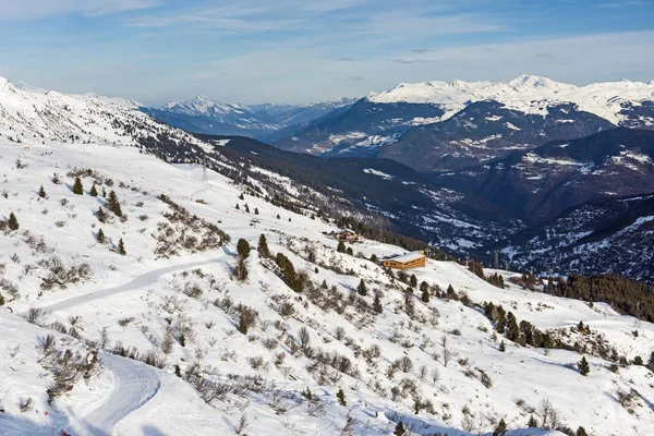 Vista panorâmica de um vale alpino de montanha — Fotografia de Stock