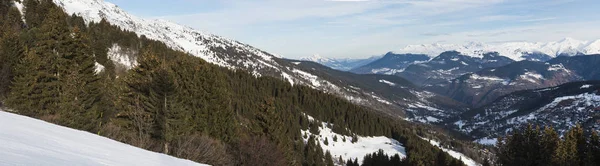 Vista panorâmica de um vale alpino de montanha — Fotografia de Stock