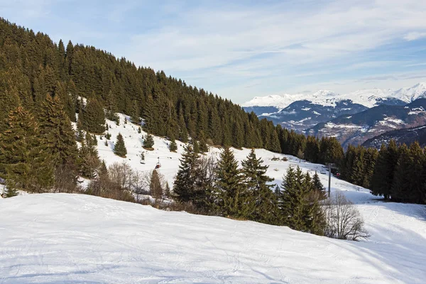 Blick in ein alpines Gebirgstal — Stockfoto