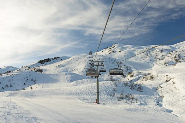 Vista de una pista de esquí alpino con telesilla —  Fotos de Stock