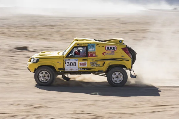 Camion hors route participant à un rallye dans le désert — Photo