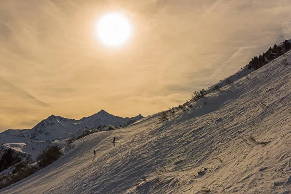 太陽の下で雪に覆われたアルプスのパノラマ ビュー — ストック写真