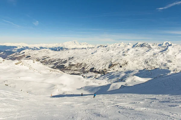 Síelők a egy piste alpesi ski Resort — Stock Fotó