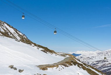 Teleferik Asansör ile bir alpine kayak pisti görünümünü