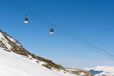 Teleferik Asansör ile bir alpine kayak pisti görünümünü