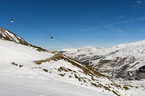 Vy av en alpin skidbacke med kabel bil hiss — Stockfoto